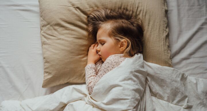 Illustratie bij: Onderzoek: dit is de beste bedtijd voor kinderen per leeftijd (en waarschijnlijk zat je ernaast)