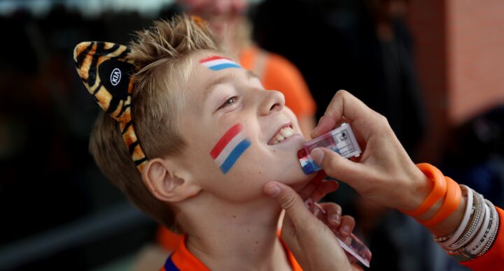 Illustratie bij: Wil je weten voor Koningsdag: zó blijven die rood-wit-blauwe vlaggetjes de hele dag perfect zitten