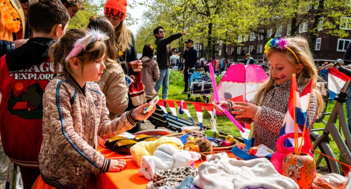 Illustratie bij: Parels scoren op Koningsdag: deze vondsten wil je niet voorbij lopen op de vrijmarkt
