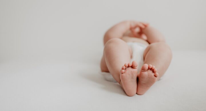 Illustratie bij: Dít is waarom jouw baby waarschijnlijk al lang toe is aan luierbroekjes – en hoe je ze gratis scoort!