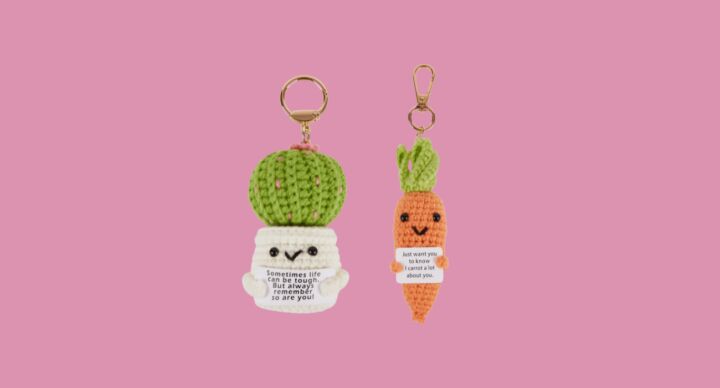 Illustratie bij: Van bag charm tot mini-knuffel: dit is waarom moeders én dochters massaal vallen voor de trinket-trend