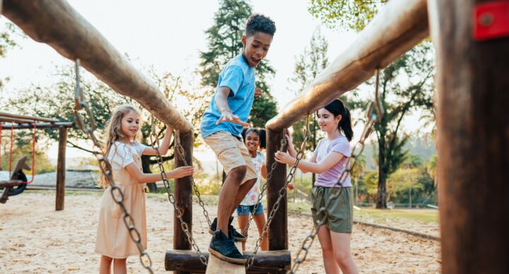 kinderen sport buiten spelen