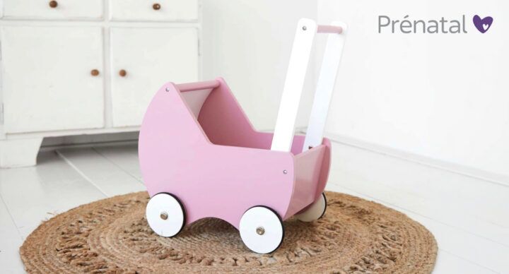 Illustratie bij: Winactie! Deze roze poppenwagen van Prénatal wil élke mini-mama hebben