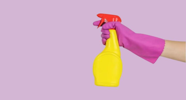 Illustratie bij: Macy stuitte op een vreemde vondst toen ze het schoolspeelgoed schoonmaakte: ‘Best wel sneu’