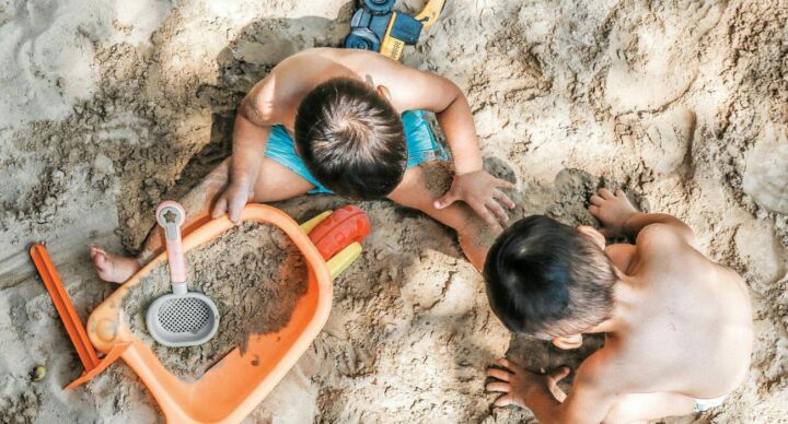 Illustratie bij: Kinderhulp luidt noodklok: waarom de zomervakantie voor veel kinderen de moeilijkste periode is