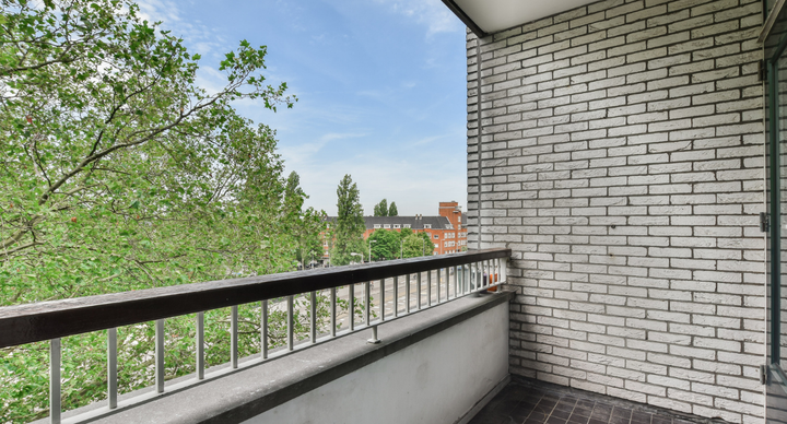 kind moeder balkon