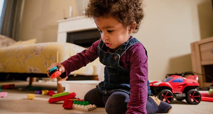 Illustratie bij: Nieuw onderzoek: kinderen die graag alleen spelen zijn soms gelukkiger dan je denkt