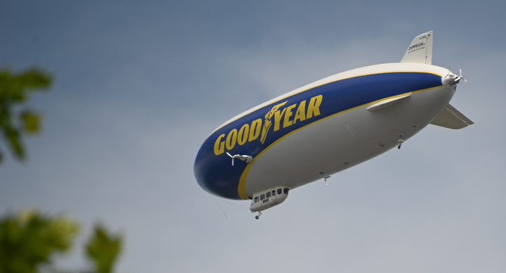 Illustratie bij: Kijktip met kids! Deze zeppelin vliegt dit weekend op slechts 300 meter hoogte over een deel van Nederland