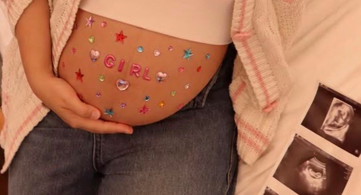 Illustratie bij: Zwangere vrouwen gaan massaal voor een ‘bedazzled baby bump’ en het resultaat is prachtig