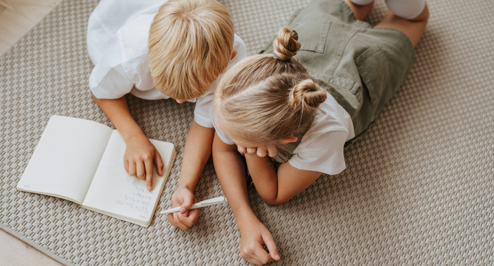 Illustratie bij: Altijd meteen je kind helpen? Waarom je volgens experts juist níét moet ingrijpen