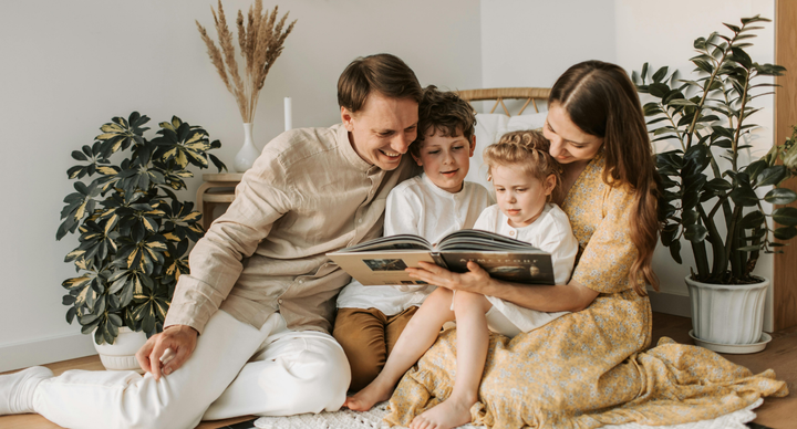 ouders zoenen