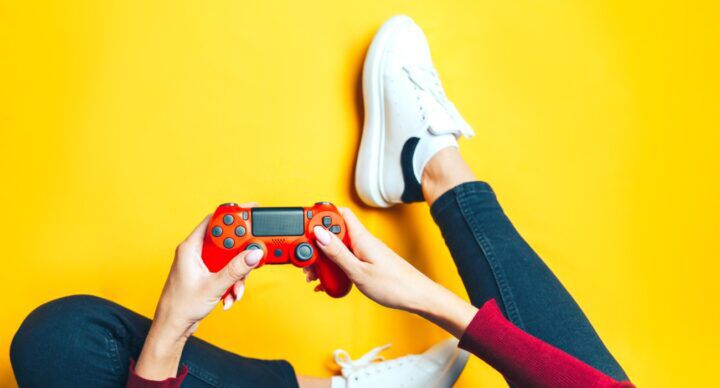 Mama wil me-time: 'Ik kijk een serie terwijl mijn jongens elkaar afknallen op de Playstation'