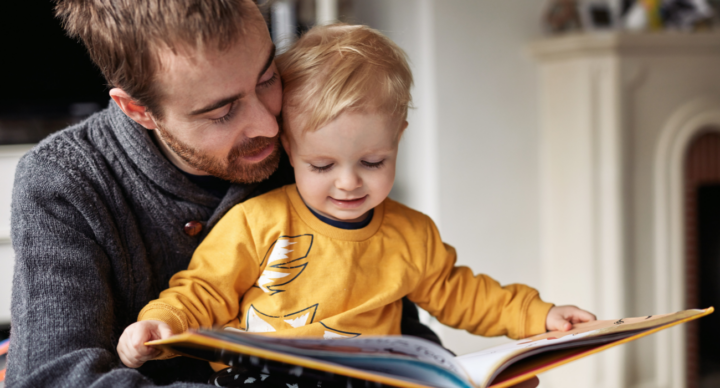 vader leest zoontje voor uit boek