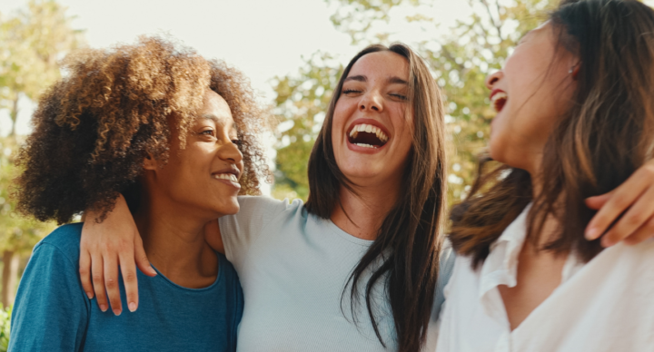 lachende vrouwen moeders