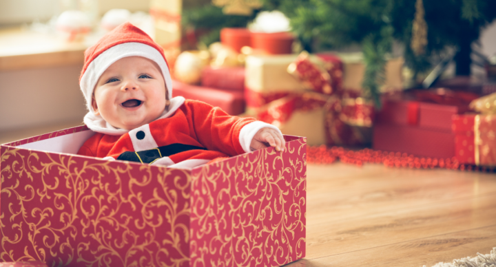 lachende kerstbaby in kerstcadeau