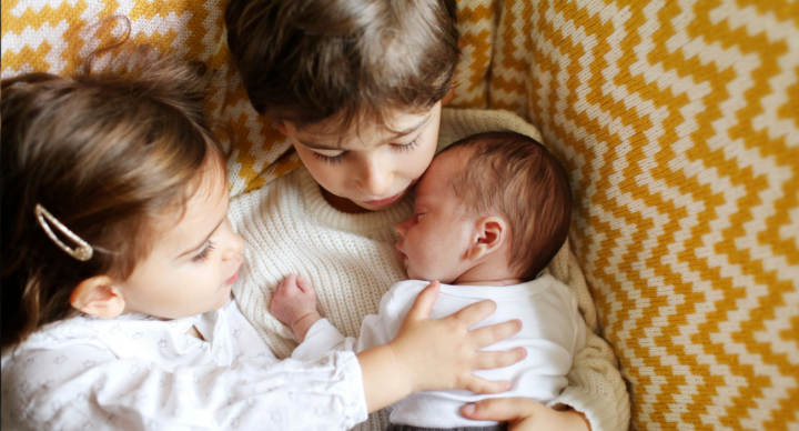 gezin met drie kinderen siblings