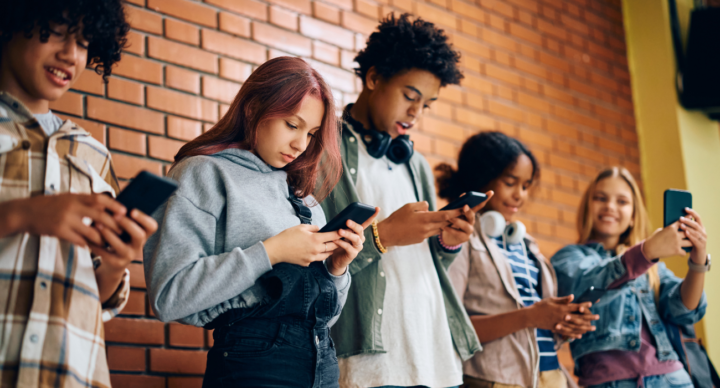 tieners met telefoons