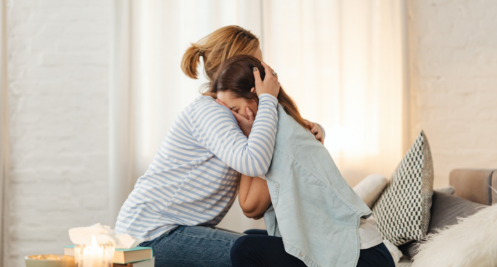 moeder troost dochter menstruatiepakket