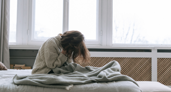 vrouw verdrietig op bed huilen