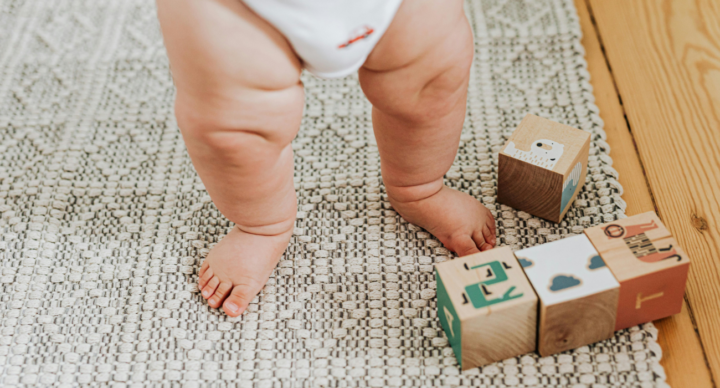 baby nog niet lopen, baby staat