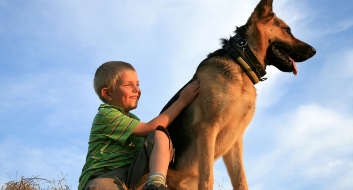 kind met hond huidierperikelen