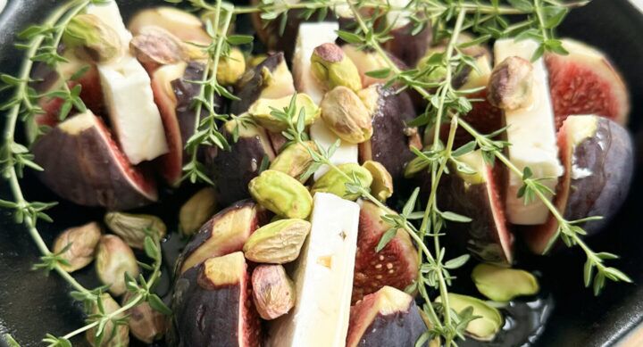 Illustratie bij: Gebakken vijgen met feta en honing: een perfect zomers gerecht
