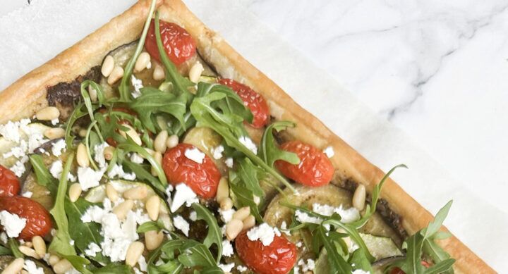Illustratie bij: Deze plaattaart met groene pesto en groenten is de perfecte zomersnack