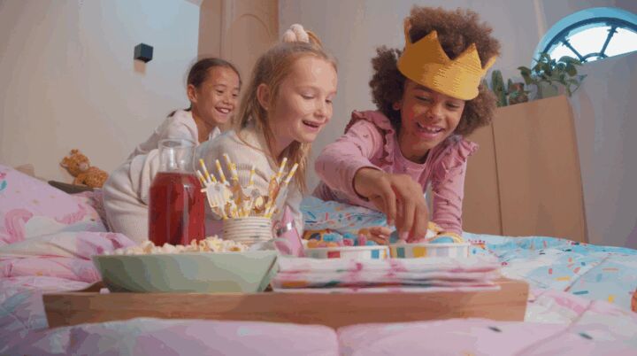 Illustratie bij: Popcorn over de vloer en limo in bed? Met dit dekbed zijn slaapfeestjes geen probleem!