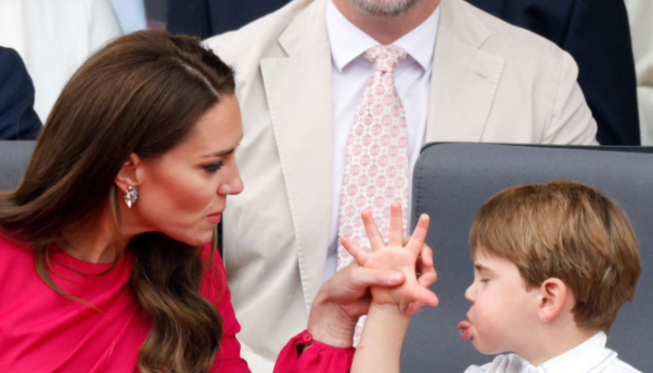 Illustratie bij: Grappig: prins Louis (4) kan niet stilzitten tijdens koninklijke ceremonie (en Kate grijpt in)