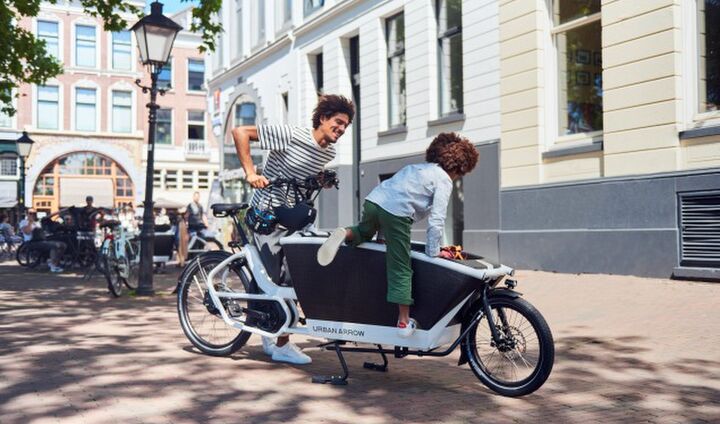 Illustratie bij: Je kinderen makkelijk en veilig vervoeren? Déze award winnende bakfiets moet je hebben