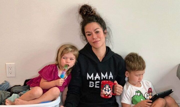 moeder-brengt-ode-aan-hot-mess-mom