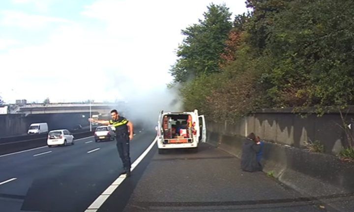 Illustratie bij: Helden redden kinderen uit brandende auto