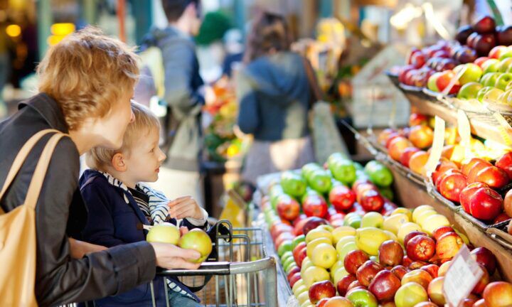 moeder mediteert supermarkt