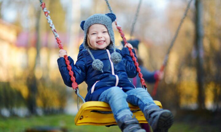 buiten spelen schommel kind