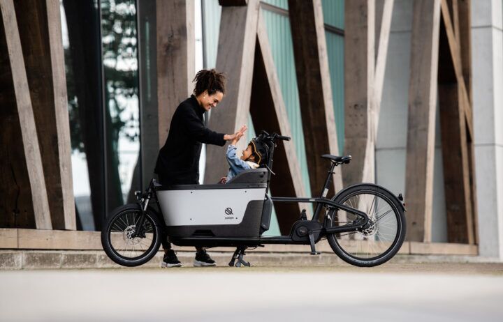 Illustratie bij: Regentent én zitkussen voor nop: door deze actie ben jij klaar voor het (bak)fietsseizoen