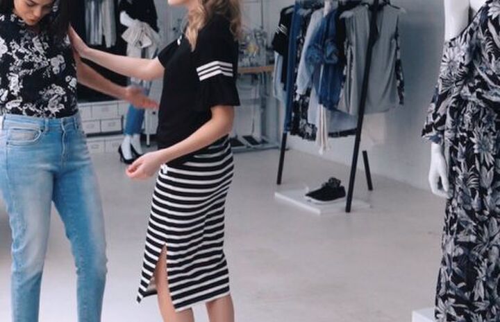 Illustratie bij: VIDEO: Zo draag je de ‘mom jeans’