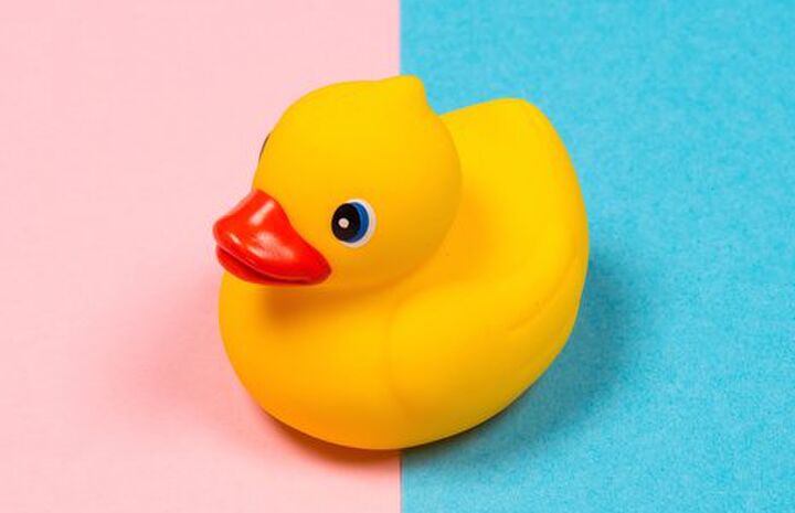 Illustratie bij: Is de baby ineens tóch een meisje: ‘Haar naam kwam gewoon op het blauwe geboortekaartje’