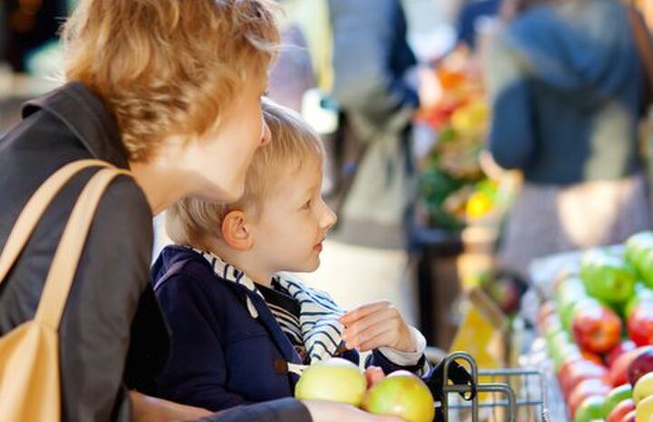 moeder-mediteert-supermarkt