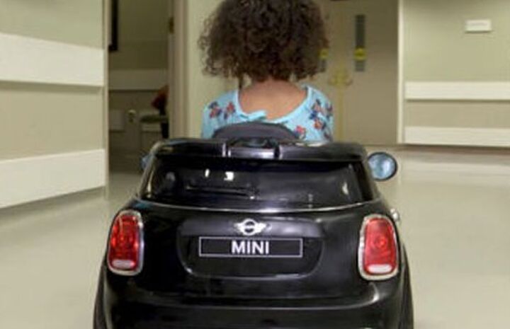 fotoserie kinderen ziekenhuis mini-auto's