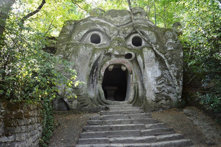 Illustratie bij: Dit mysterieuze park ligt vlak bij Rome: kinderen wandelen er tussen draken, reuzen en monsters