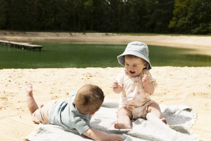 Illustratie bij: De zomer komt eraan: wat trek je je baby aan bij welke temperatuur?