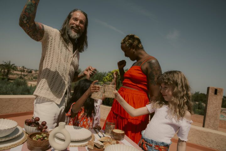 Illustratie bij: Hip naar het strand met de hele familie: hoe stijl je een beachlook?