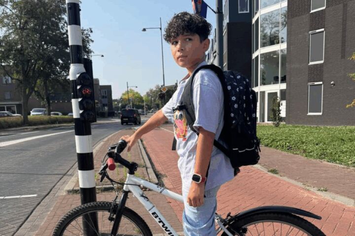 Illustratie bij: Back to school, straat of speeltuin: met deze gadget durf je je kind eindelijk alleen op pad te laten gaan