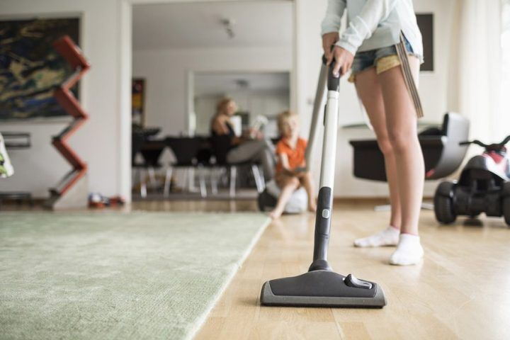Illustratie bij: Onderzoek: 1,2 miljoen mensen maken de badkamer schoon in hun blootje