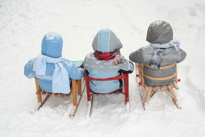 kinderen_met_skipakken_aan