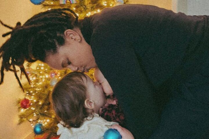 Illustratie bij: Lange latten en matchende pyjama’s: zo vierden deze bekende moeders kerst