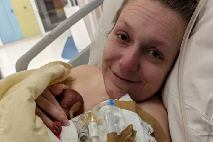 Illustratie bij: Tamara is moeder van twee sterrendochters: ‘Geboren om 22.47? Dat is precies 1 jaar, 1 dag en 1 minuut later dan haar zus’