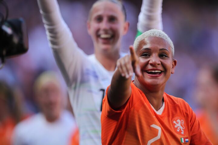 Illustratie bij: Wauw! Voetbalster Shanice van de Sanden deelt prachtige foto van haar zwangere vriendin