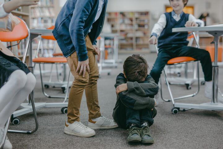 Illustratie bij: Gepeste jongen belt aan bij buren: ‘Ik wil zo graag vrienden hebben’