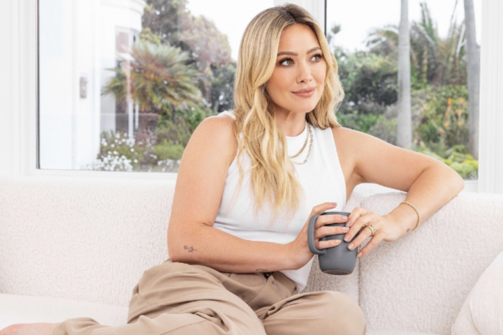 Illustratie bij: Wil je zien: Hilary Duff maakt zwangerschap bekend met hilarische kerstkaart
